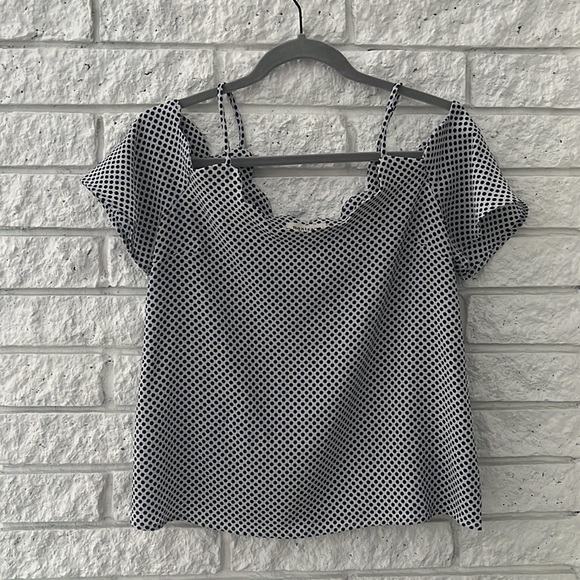 Monteau scalloped off the shoulder top - Picture 2 of 6